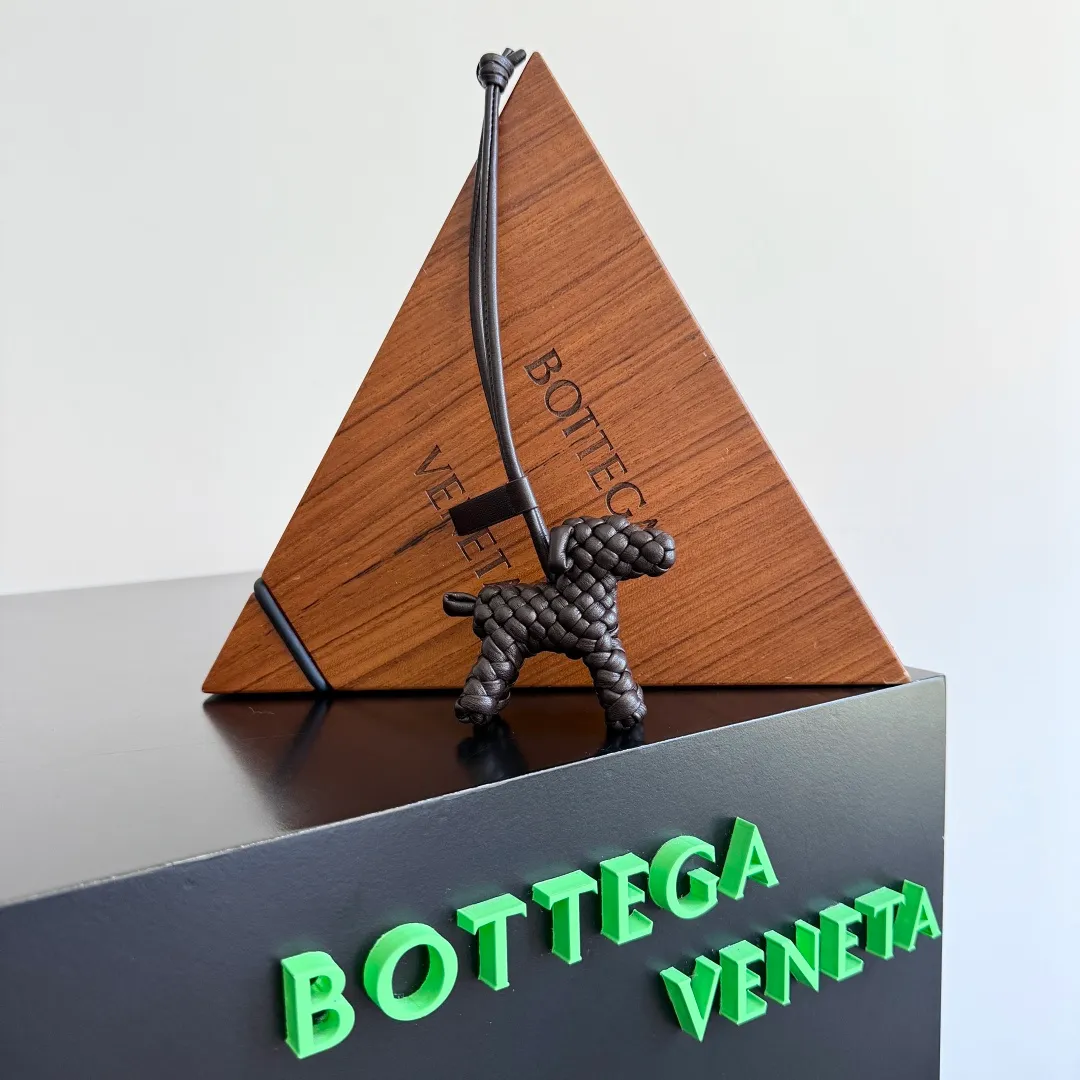 Batch 540 BOTTEGA VENETA2025 new puppy🐕 style pendant Braided puppy is online😎 Leather braided puppy style pendant can be hung on any handbag, and it is as cute, delicate and colorful as it matches with a bag. Cute and cute, it will touch your heart at any time. It can be hung on bags or keychains. Who can resist such a cute puppy? Style number: 807068